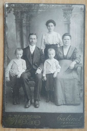 Фото семьи. До 1917 г. Фотография Атецер. Санкт-Петербург. 10.5х16 см.