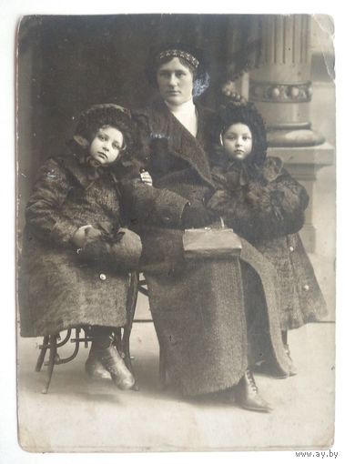 Фото женщины с детьми. 1914 г. 9х12 см.