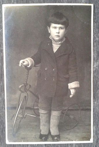 Фото мальчика с велосипедом. 1920-е. 8х13 см.