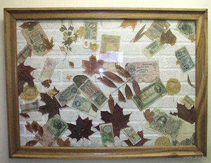 Большая картина из листьев и денег.