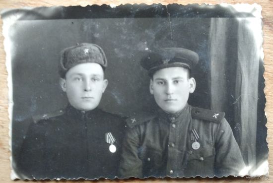 Фото двух военных с медалями. 6х8 см