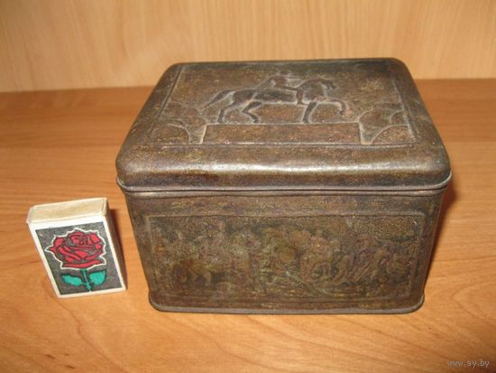 Красивая старинная жестяная коробка с рельефным изображением батальных сцен.