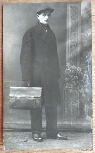 Фото мужчины с портфелем. 1934 г. 8х13.5 см