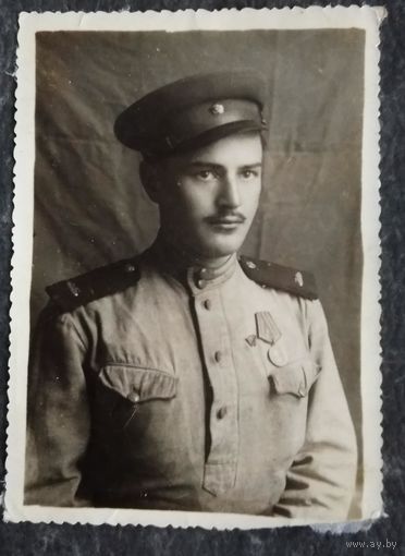 Фото солдата с медалью. 1947 г. 8х811 см.