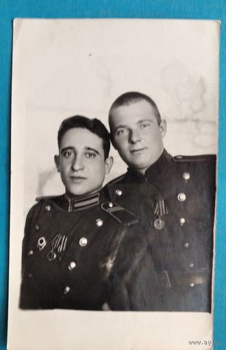 Фото двух военных с наградами. 1950 г. 9х14.5 см.