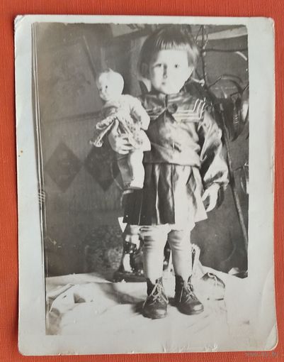 Фото девочки с куклой. 9.5х12 см
