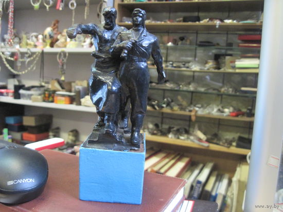 Статуэтка, скульптура "Рабочий и танкист", чугун, 17,5 см.