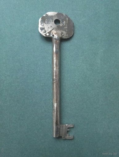 Ключ старый, большой