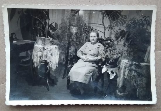 Фото военых лет. Женщина в кресле. 1943 г.  г.Идреси. Чувашия. 6х9 см.